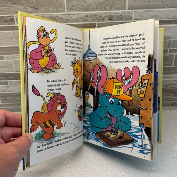 Hasbro Wuzzles Moosel's Special Gift Book - Yellow and Blue - Picture 6 of 7